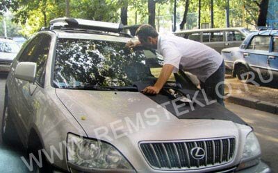 Выездной ремонт сколов и трещин на лобовом стекле автомобиля Выездной ремонт стекол в Москве
